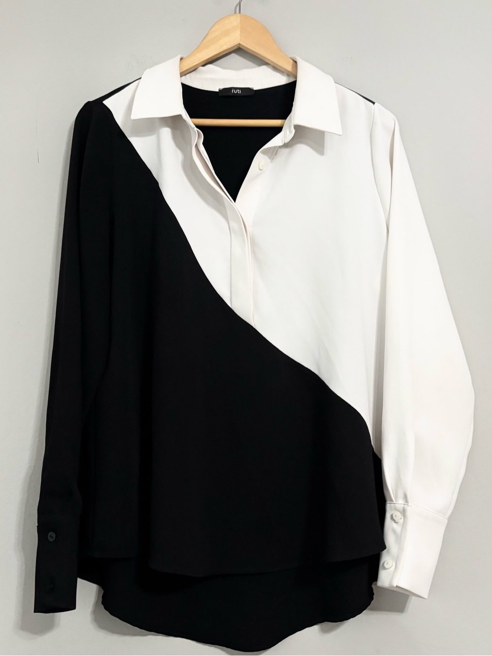 RUTI Black and White Collared Button Up Long Sleeve Shirt Blouse